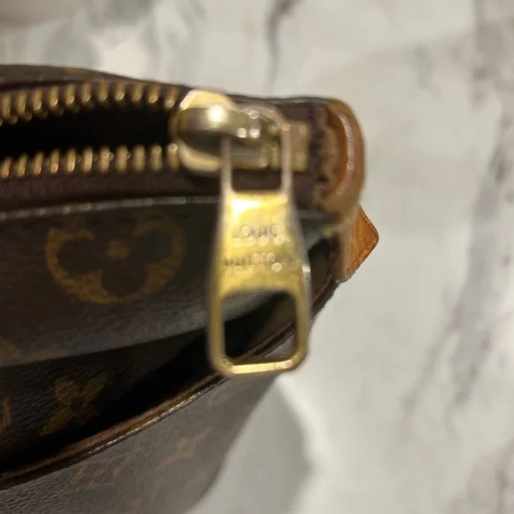 Authentic purse - Picture 3 of 9